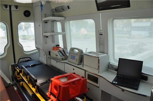 和平区救护车内部